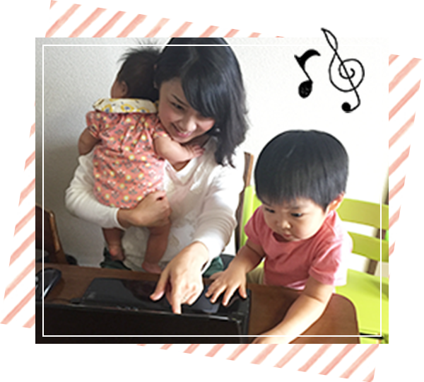 赤ちゃんを抱っこしながら、パソコンで上の子と一緒に注文するおうちママ