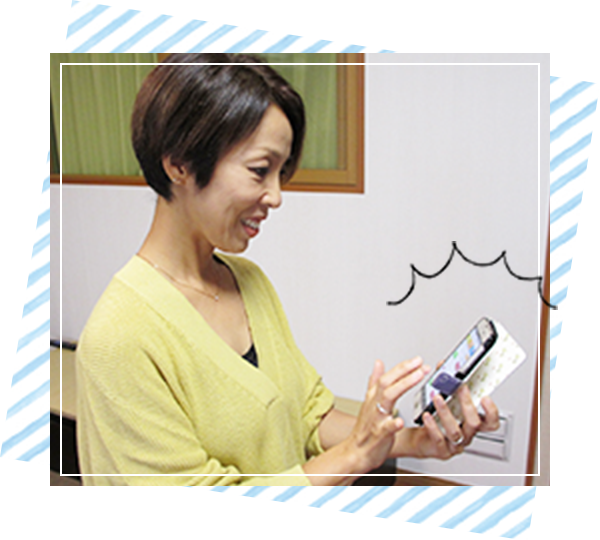 スマホでお昼休みに注文するワーキングママ